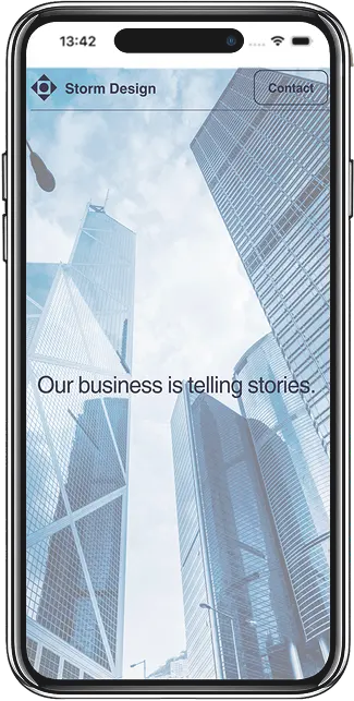 デザイン会社のページを表示するスマートフォン