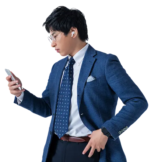 スマートフォンを持つスーツの男性